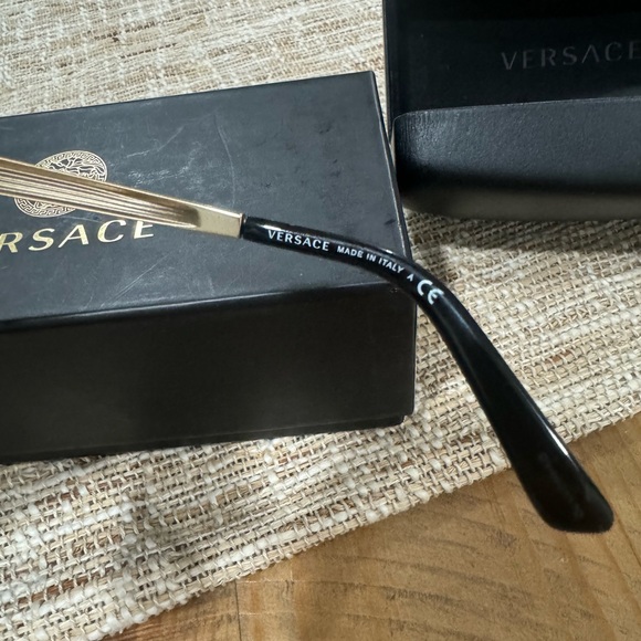Versace unisex sunglasses 100 authentic like new - Picture 4 of 6